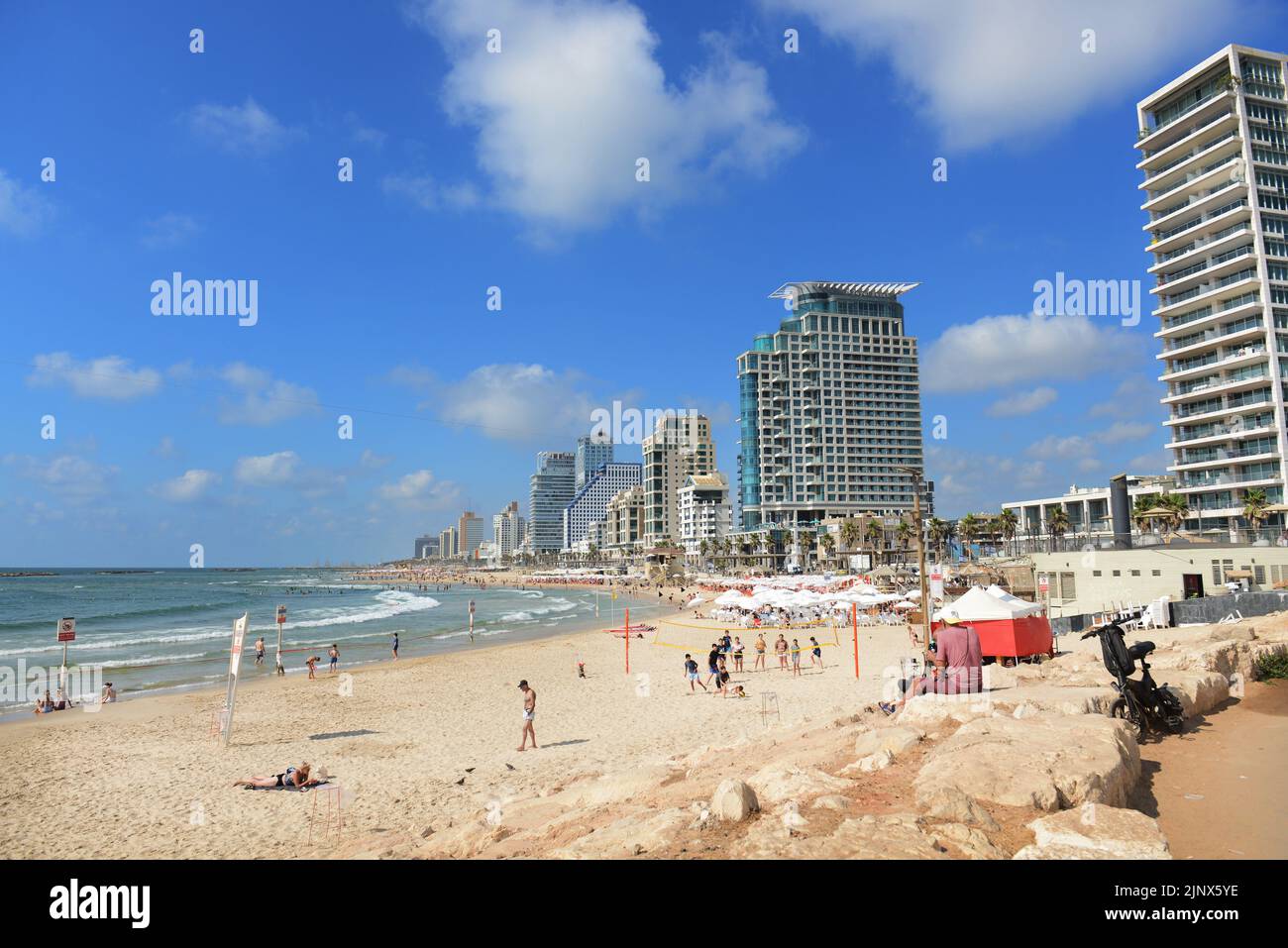 Die malerischen Strände entlang der Mittelmeerküste in Tel-Aviv, Israel. Stockfoto