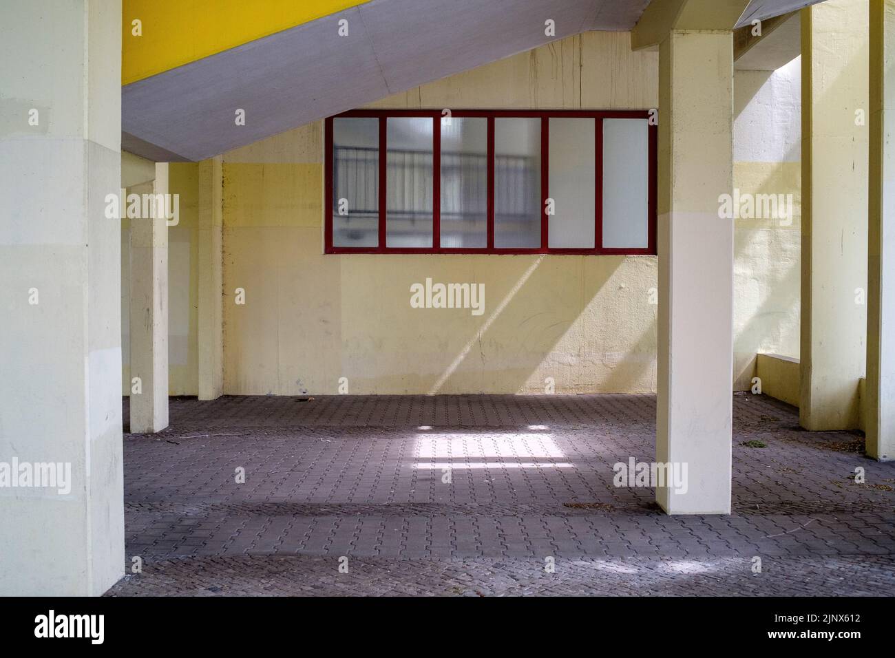 Details der gelb lackierten Betonarchitektur in einer Wohnanlage in Berlin, Deutschland. Stockfoto