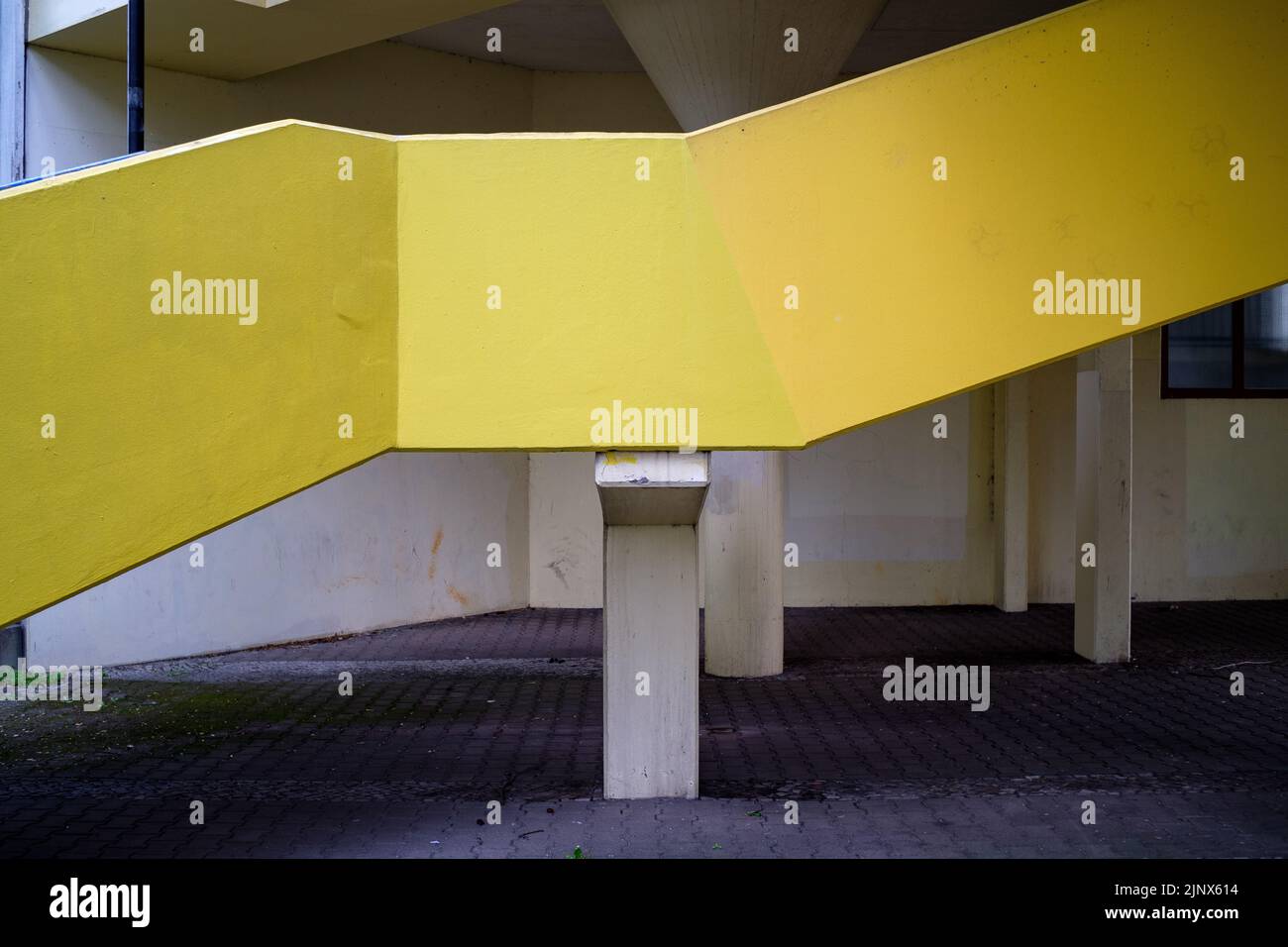 Details zur gelb lackierten Betonarchitektur im Wohnkomplex High-Deck-Siedlung in Berlin. Stockfoto