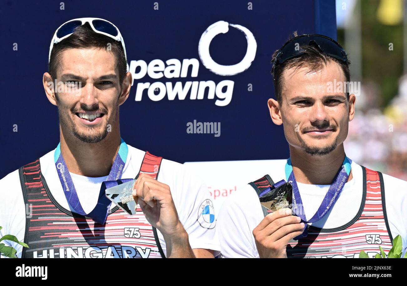 14. August 2022, Bayern, München: Europameisterschaften, Europameisterschaft, Rudern, LGW. Doppel ohne Coxswain, Männer, Finale. Bence Szabo und Kalman Furko aus Ungarn feiern ihre Goldmedaille. Foto: Angelika Warmuth/dpa Stockfoto