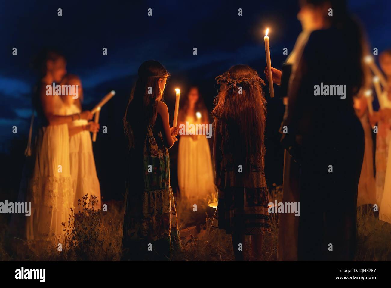 Frauen bei der Nachtzeremonie. Zeremonienraum. Stockfoto