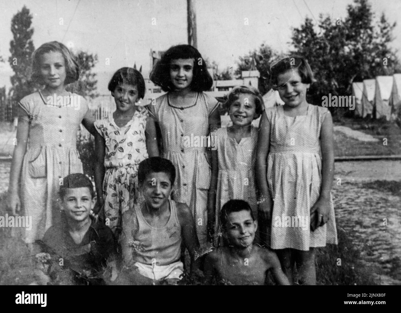 Gruppenportrait von Mädchen und Jungen im Jahr 50s, Bulgarien Stockfoto