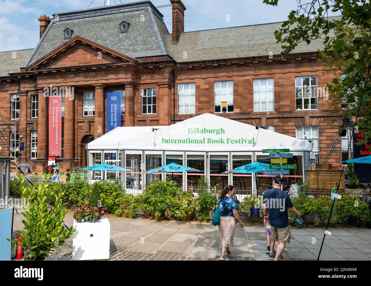 Edinburgh, Schottland, Großbritannien, 14.. August 2022. Edinburgh International Book Festival: Das jährliche Festival beginnt an diesem Wochenende mit Menschen, die das Gelände des Edinburgh College of Art genießen Stockfoto