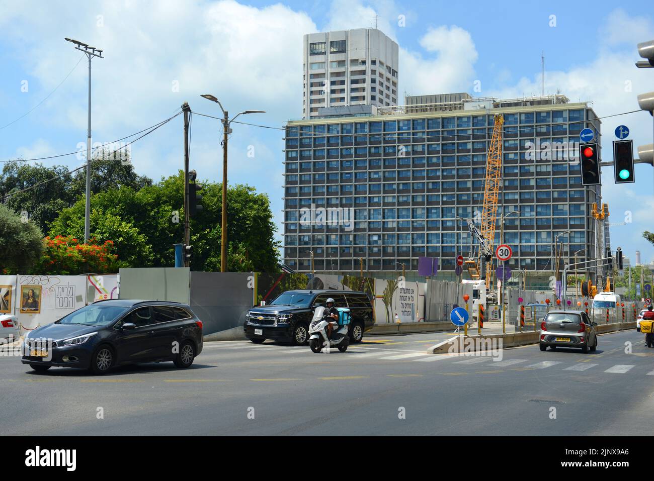 Juli 2022, Tel-Aviv Israel. Stadtbahnbau im Stadtzentrum rund um den Rabin-Platz. Stockfoto