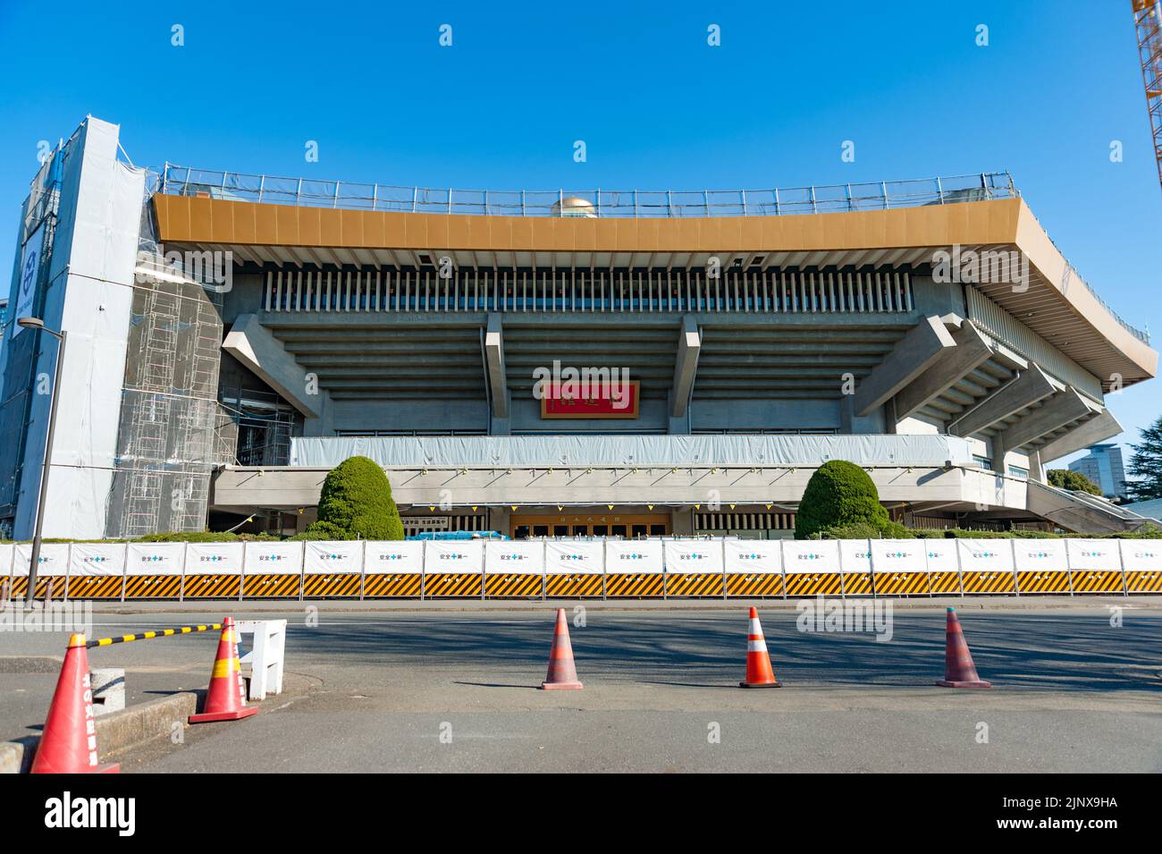 Chiyoda City, Tokio, Japan - 02. Januar 2020: Nippon Budokan, wird renoviert, traditionelles Stadion, in dem die Olympischen Sommerspiele 2020 stattfinden Stockfoto