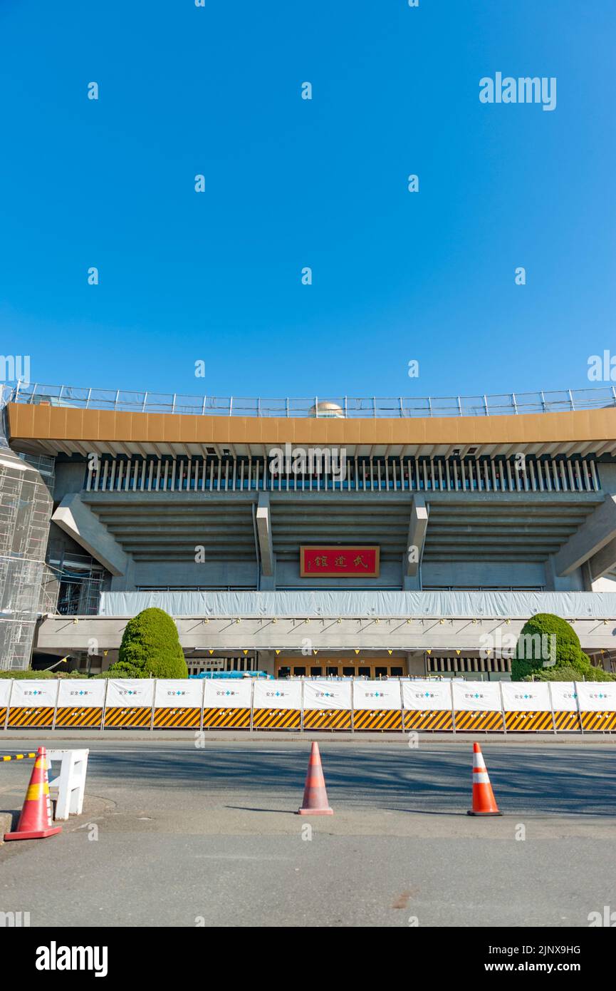 Chiyoda City, Tokio, Japan - 02. Januar 2020: Vorderansicht Nippon Budokan, wird renoviert, traditionelles Stadion, in dem die Olympischen Sommerspiele 2020 stattfinden Stockfoto