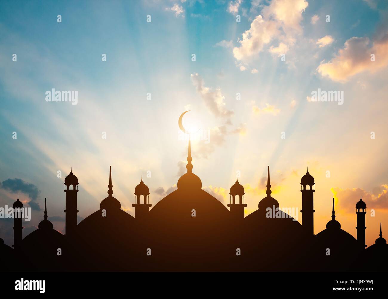 Moscheen Dome auf dunkelblauem Dämmerungshimmel und Halbmond auf Hintergrund, Symbol islamische Religion Ramadan und freier Platz für Text arabisch, Eid al-Adha, Eid al Stockfoto