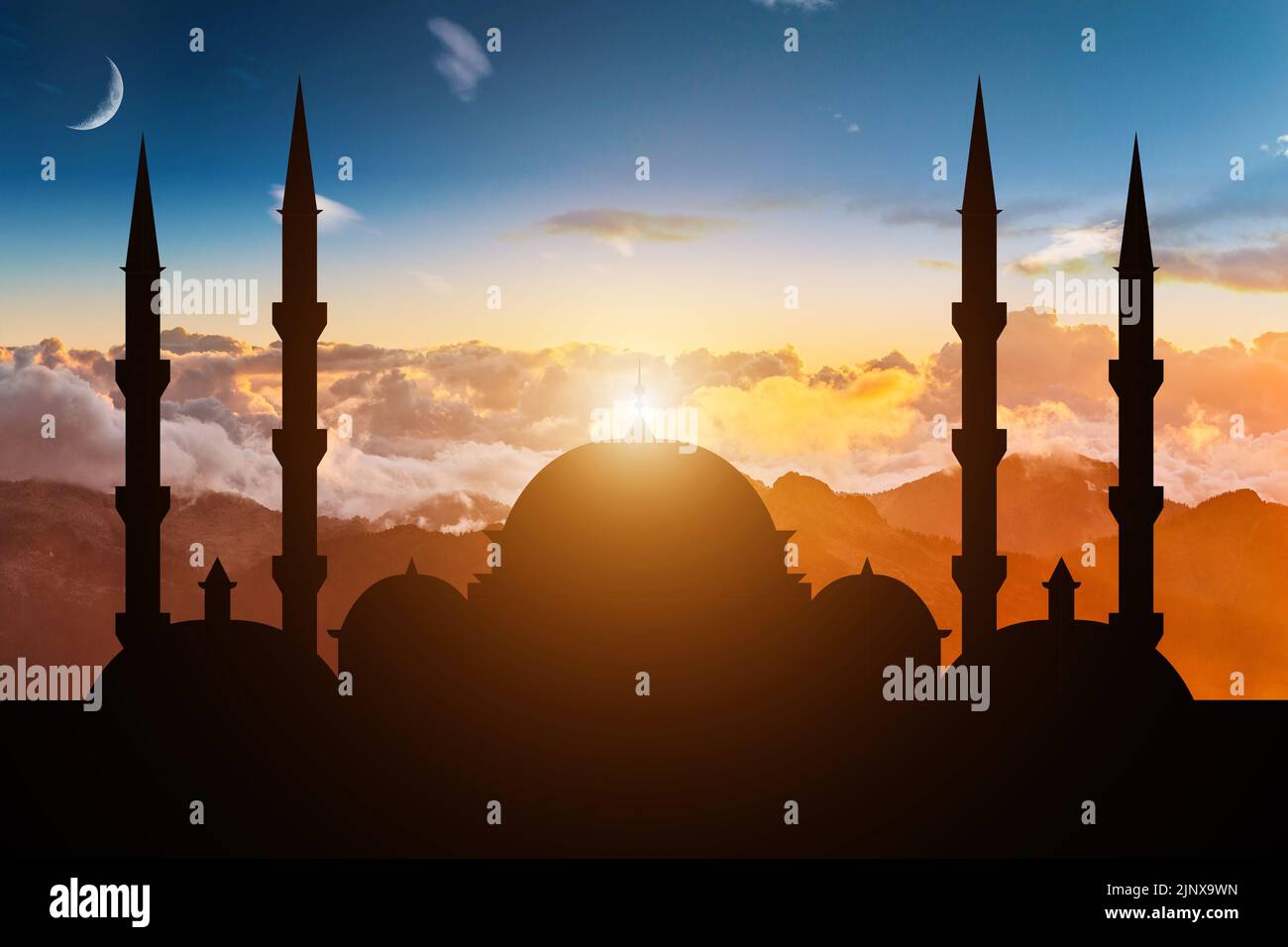 Moscheen Dome auf dunkelblauem Dämmerungshimmel und Halbmond auf Hintergrund, Symbol islamische Religion Ramadan und freier Platz für Text arabisch, Eid al-Adha, Eid al Stockfoto