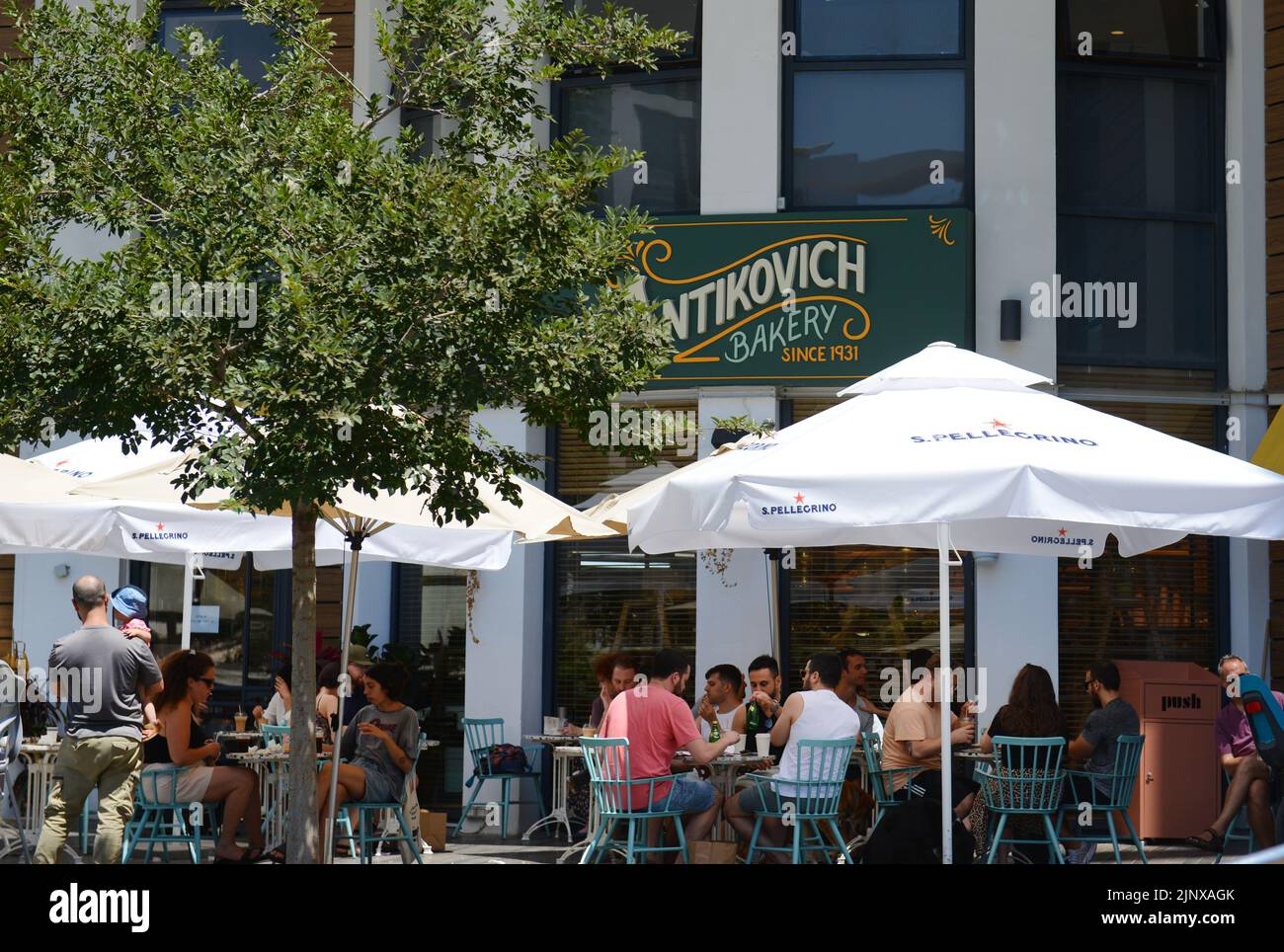 Bäckerei und Café Antikovich in der Nähe des Bezalel-Marktes in Tel-Aviv, Israel. Stockfoto