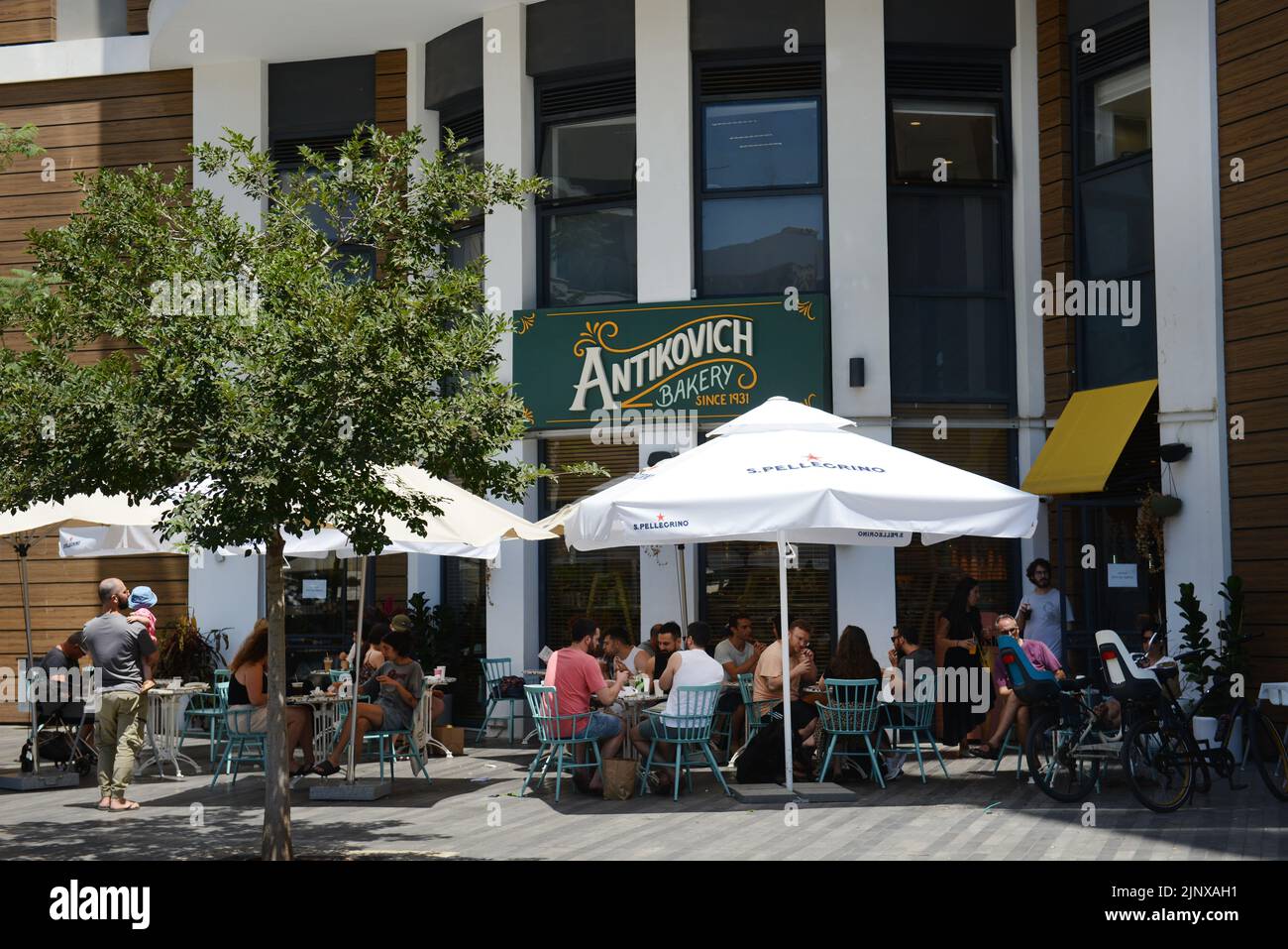 Bäckerei und Café Antikovich in der Nähe des Bezalel-Marktes in Tel-Aviv, Israel. Stockfoto