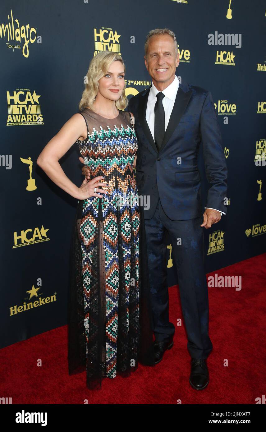 BEVERLY HILLS, CA - AUGUST 13: Rhea Seehorn, Patrick Fabian bei den jährlichen HCA TV Awards 2. im Beverly Hilton - International Terrace in Beverly Hills, Kalifornien, am 13. August 2022. Quelle: Saye Sadou/MediaPunch Stockfoto