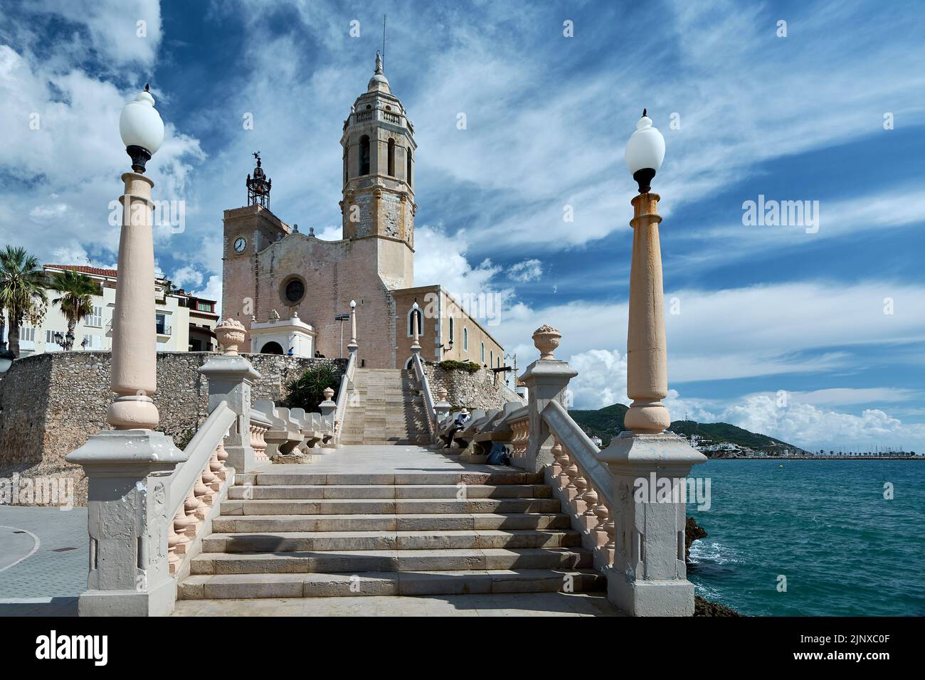 Treppen zur Kirche von Sitges, neben dem Mittelmeer in Katalonien Spanien, sehr sonniger Tag im Sommer und keine Touristen in. Stockfoto