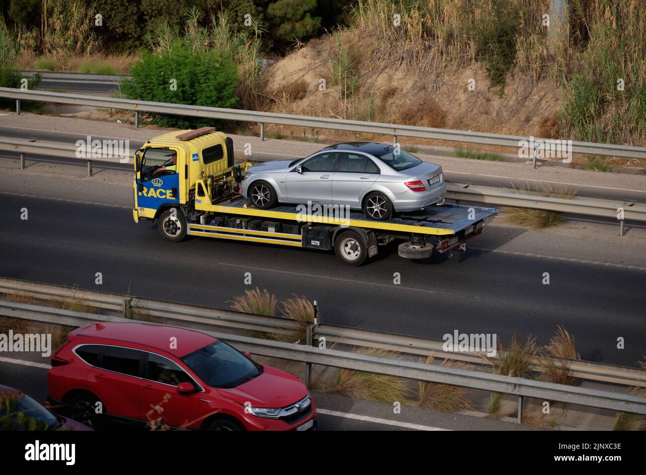 Mercedes C-Klasse wird auf einem RENNWAGEN transportiert. Provinz Malaga, spanien. Stockfoto