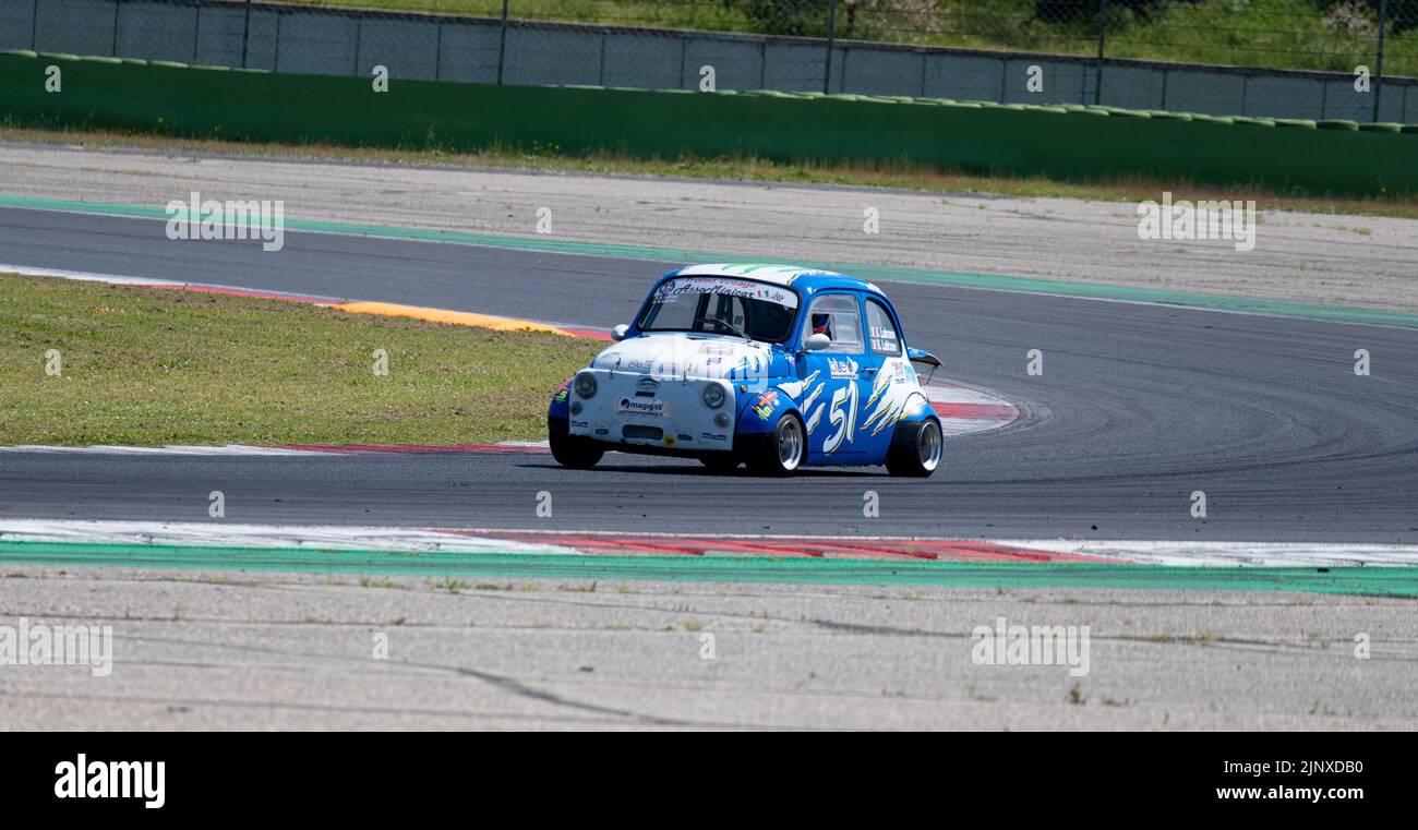 Klassischer italienischer Oldtimer Fiat 500 Rennwagen-Action auf der Rennstrecke. Vallelunga, Italien. April 30 2022, Rennwochenende Stockfoto