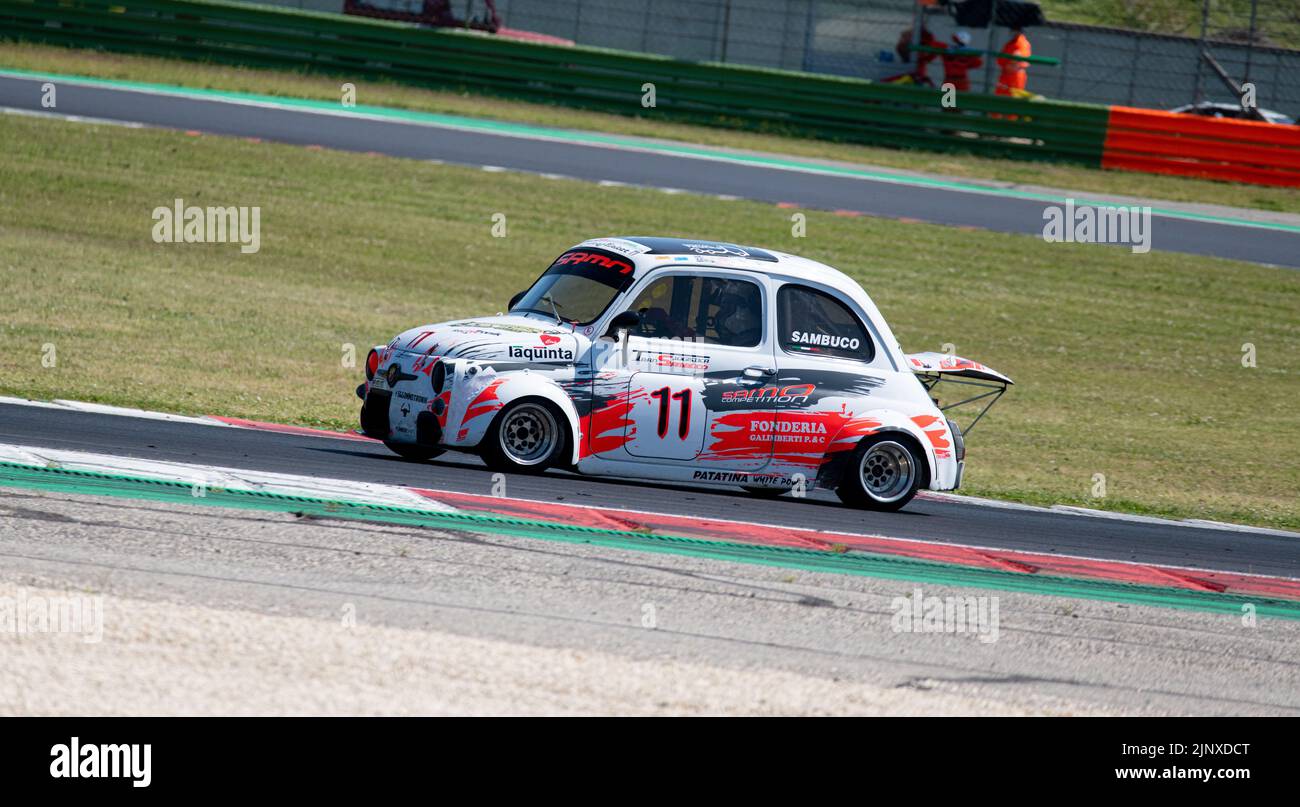 Klassischer italienischer Oldtimer Fiat 500 Rennwagen-Action auf der Rennstrecke. Vallelunga, Italien. April 30 2022, Rennwochenende Stockfoto