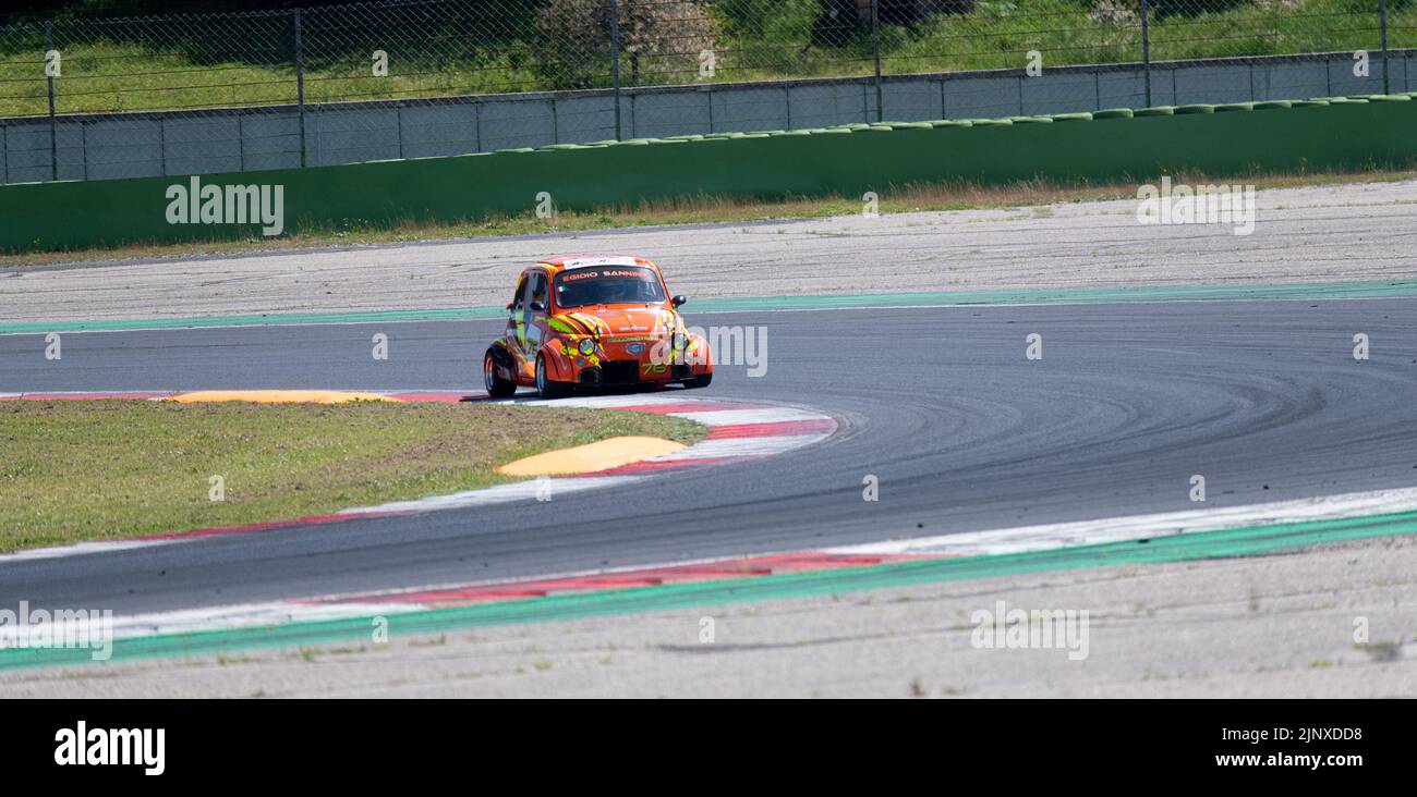 Klassischer italienischer Oldtimer Fiat 500 Rennwagen-Action auf der Rennstrecke. Vallelunga, Italien. April 30 2022, Rennwochenende Stockfoto
