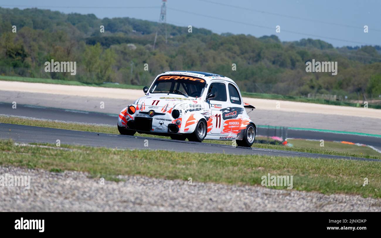 Klassischer italienischer Oldtimer Fiat 500 Rennwagen-Action auf der Rennstrecke. Vallelunga, Italien. April 30 2022, Rennwochenende Stockfoto