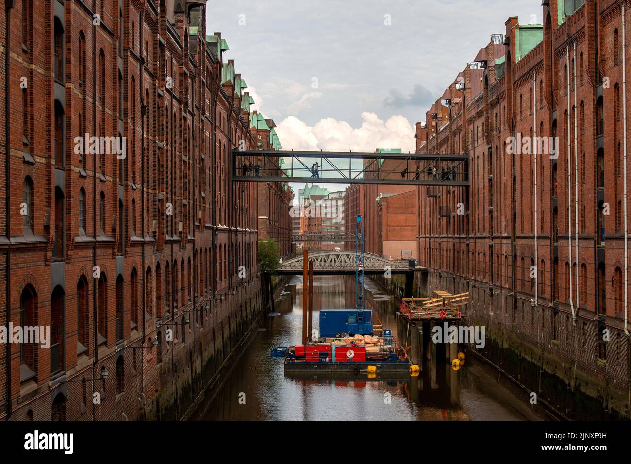 Hamburg, Deutschland, Juni 8. 2022. HafenCity, ein altes Hafenviertel an einem regnerischen Tag. Stockfoto