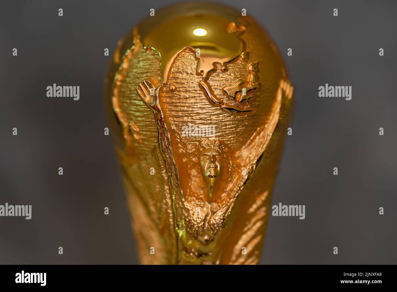 DOHA, KATAR - 14. AUGUST 2022: FIFA WM-Trophäe vor grauem Hintergrund Stockfoto