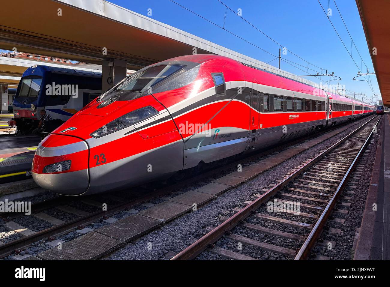 Frecciarossa FS ETR 1000 Hochgeschwindigkeitszug von Trenitalia im Bahnhof. Turin, Italien - August 2022 Stockfoto