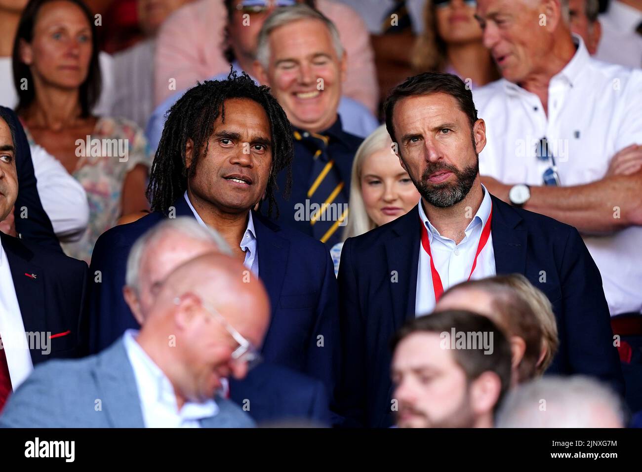 England-Manager Gareth Southgate (rechts) und Sportdirektor von Olympiacos Christian Karembeu auf der Tribüne während des Spiels der Premier League auf dem City Ground, Nottingham. Bilddatum: Sonntag, 14. August 2022. Stockfoto