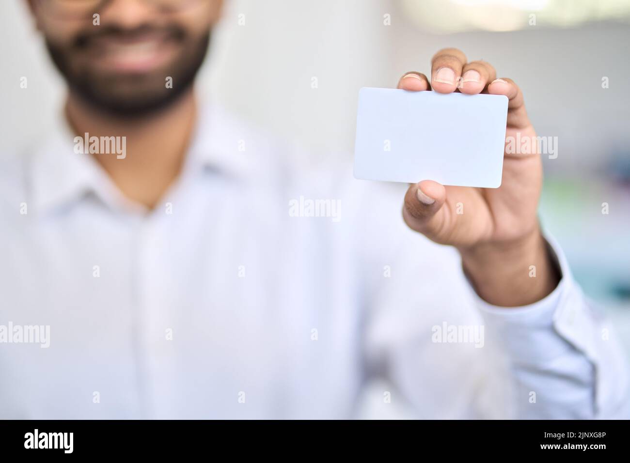 Geschäftsmann mit Namecard und weißem Modell der Visitenkarte. Stockfoto