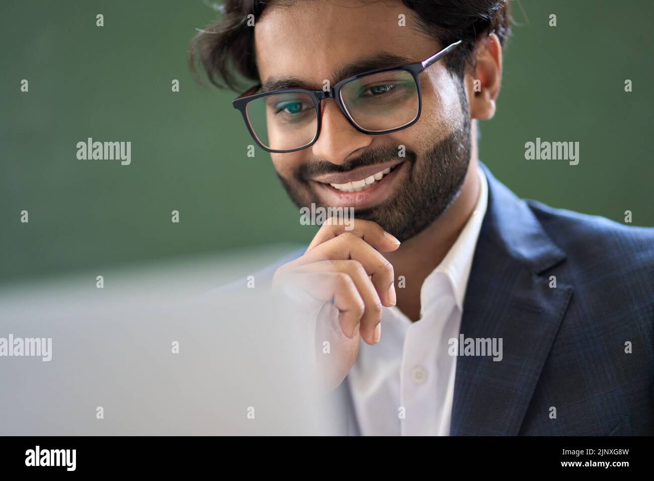 Happy arabisch indischen jungen Geschäftsmann arbeiten Blick auf Computer. Stockfoto