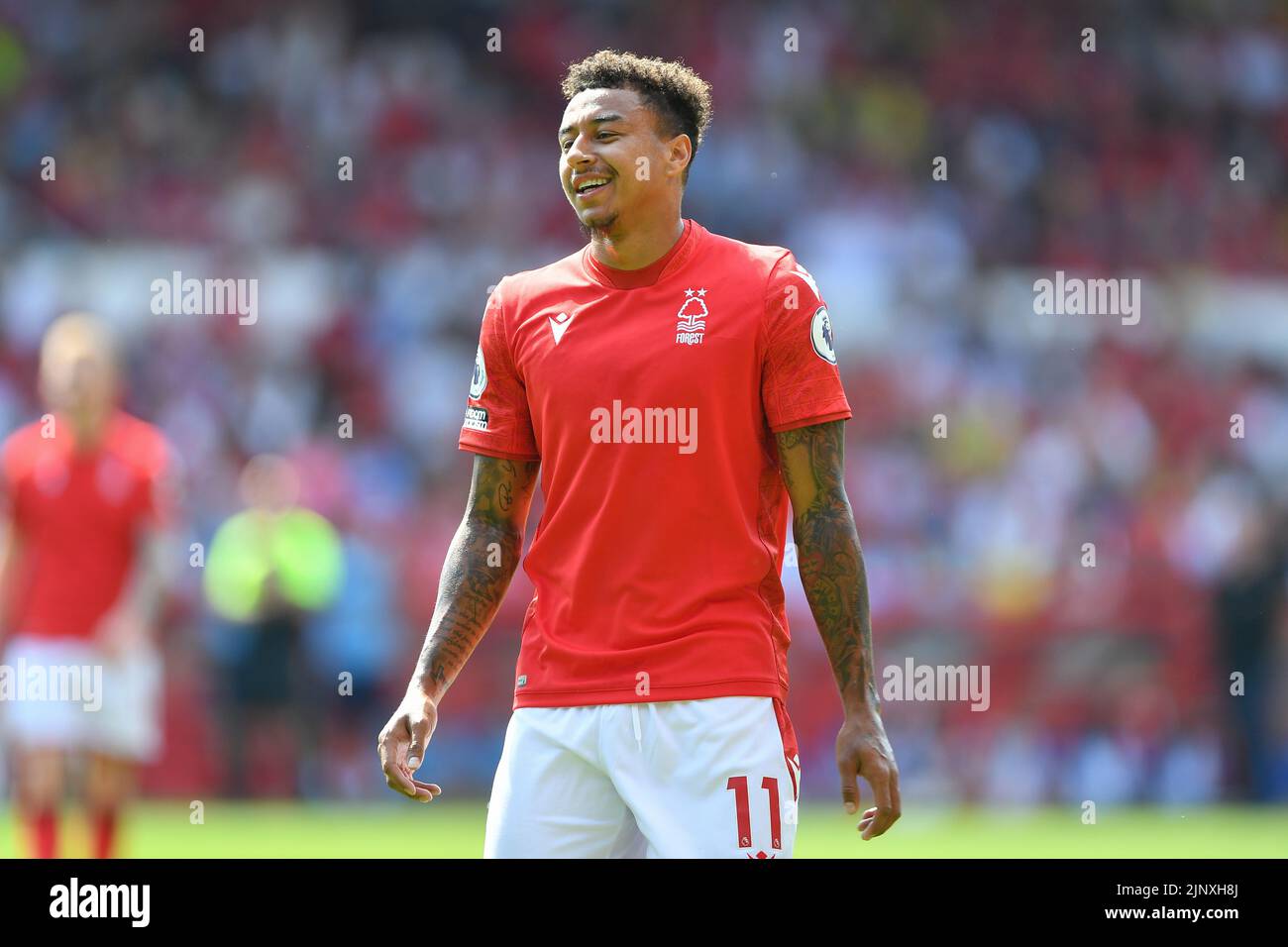 Nottingham, Großbritannien. 14.. August 2022Jesse Lingard von Nottingham Forest lächelt, als West Ham-Anhänger während des Premier League-Spiels zwischen Nottingham Forest und West Ham United am Sonntag, 14.. August 2022, auf dem City Ground, Nottingham, gefälschtes Geld auf den Platz werfen. (Kredit: Jon Hobley | MI News) Kredit: MI Nachrichten & Sport /Alamy Live News Stockfoto