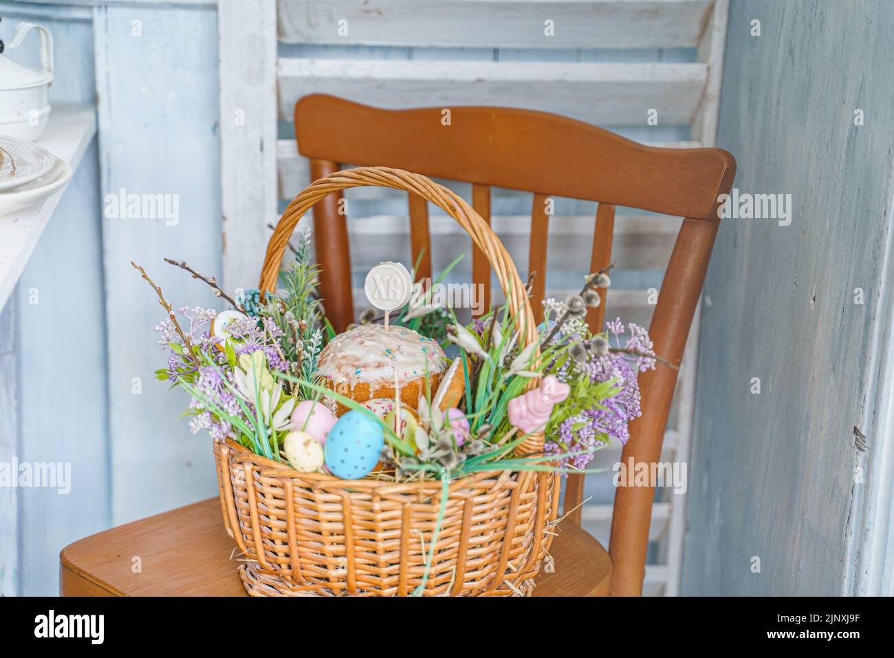 Tischdekoration für Ostern Feier in kitchen.tablescape für Ostern Urlaub zu Hause.Familie religiöse traditionelle festliche christentum, katholische Me Stockfoto