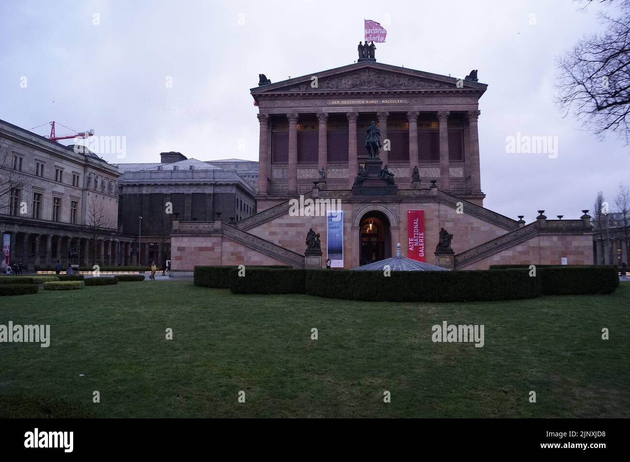 Berlin, Deutschland: Blick auf das Pergamonmuseum und seinen Garten an einem Wintertag Stockfoto