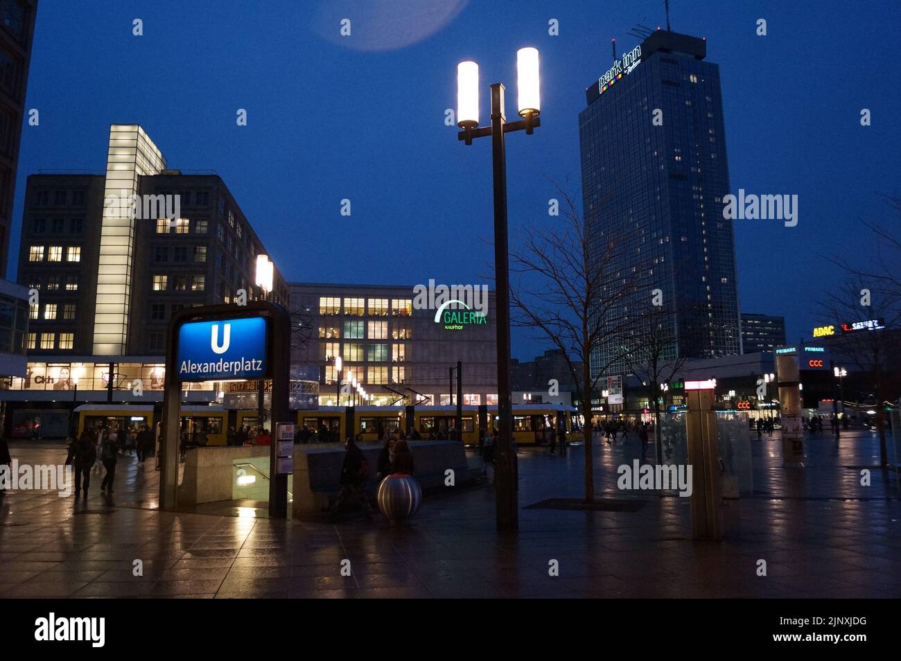 Berlin, Deutschland: Der Eingang zur U-Bahn-Station am Alexanderplatz bei Nacht Stockfoto