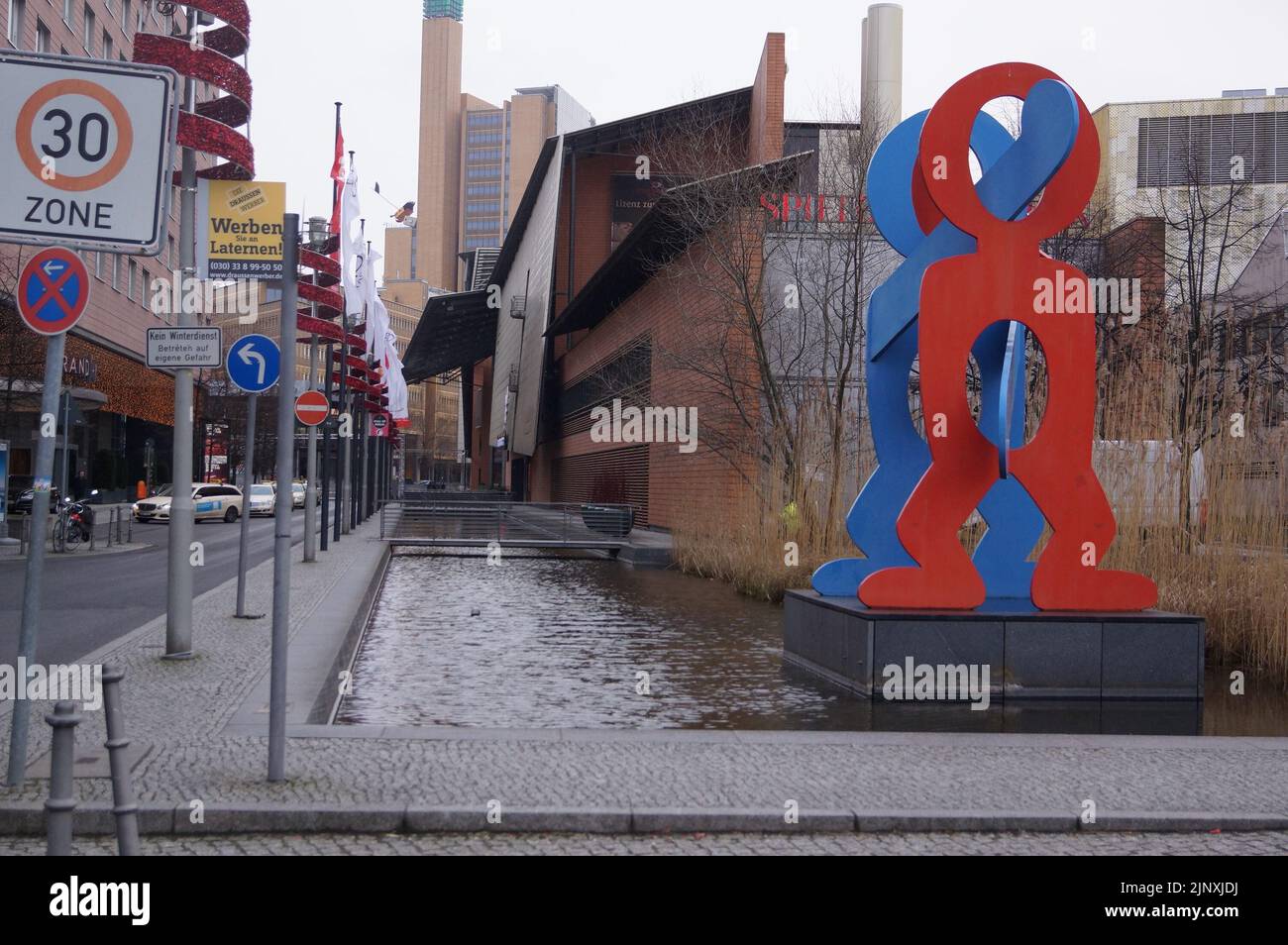 Berlin, Deutschland: Die Kunstinstallation "Boxers" von Keith Haring in VoxstraÃŸe, errichtet zur Feier von Berlinâ €™s Geburtstag im Jahr 1988 Stockfoto