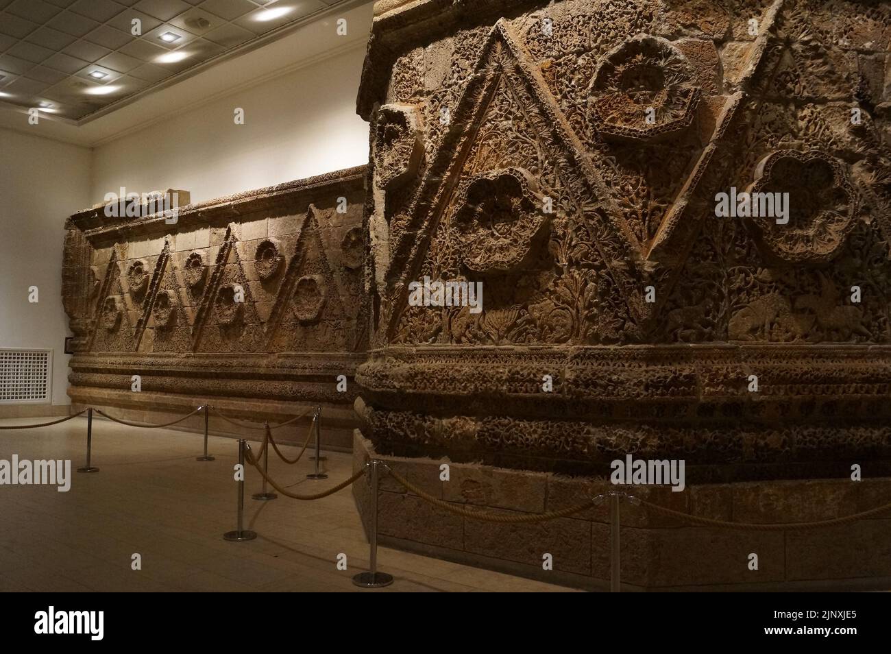 Berlin, Deutschland: Pergamonmuseum, Detail der Mschatta Fassade im Museum für Islamische Kunst Stockfoto