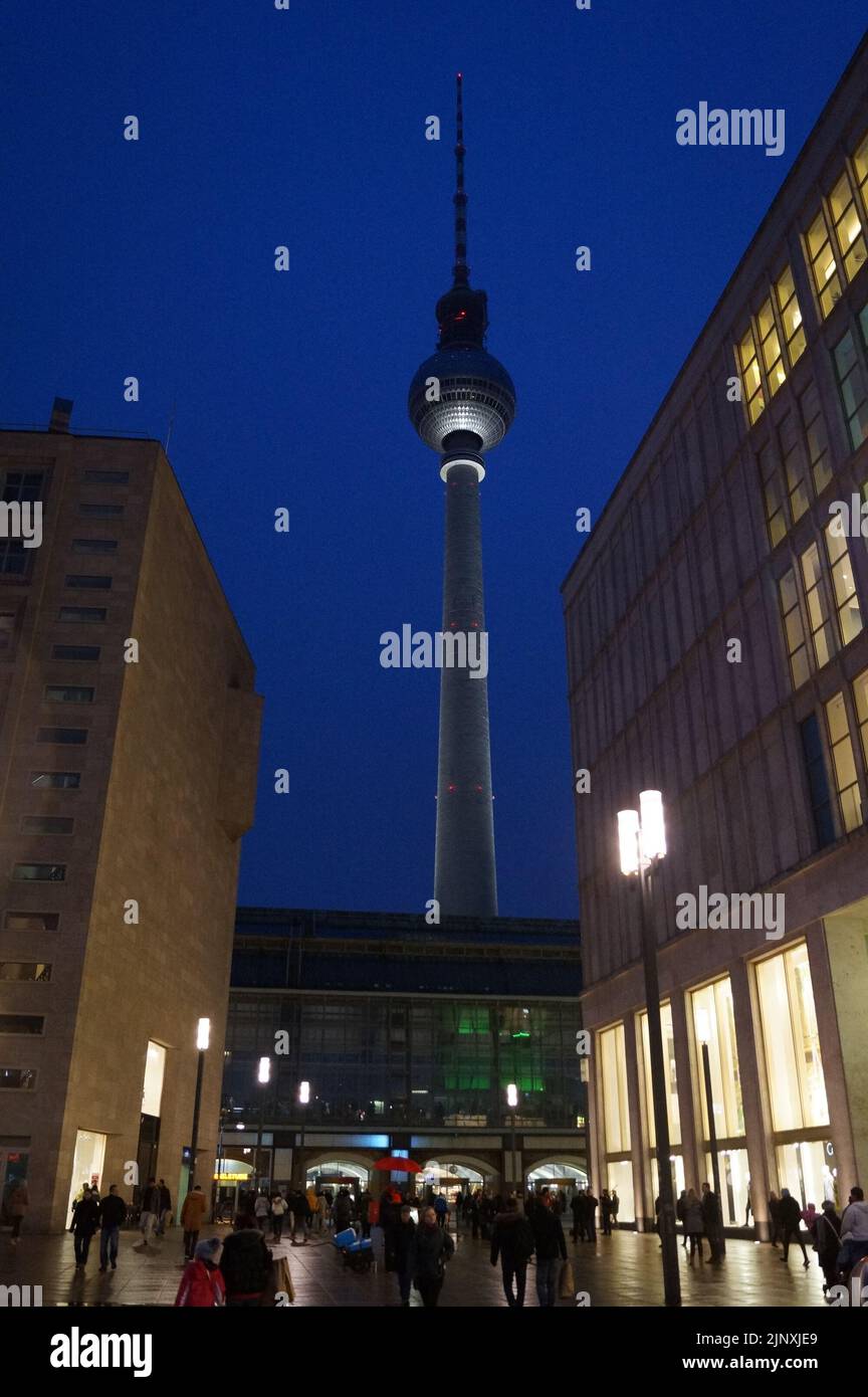 Berlin, Deutschland: Der Fernsehturm Berlin, berühmtes Wahrzeichen am Alexanderplatz, bei Nacht Stockfoto