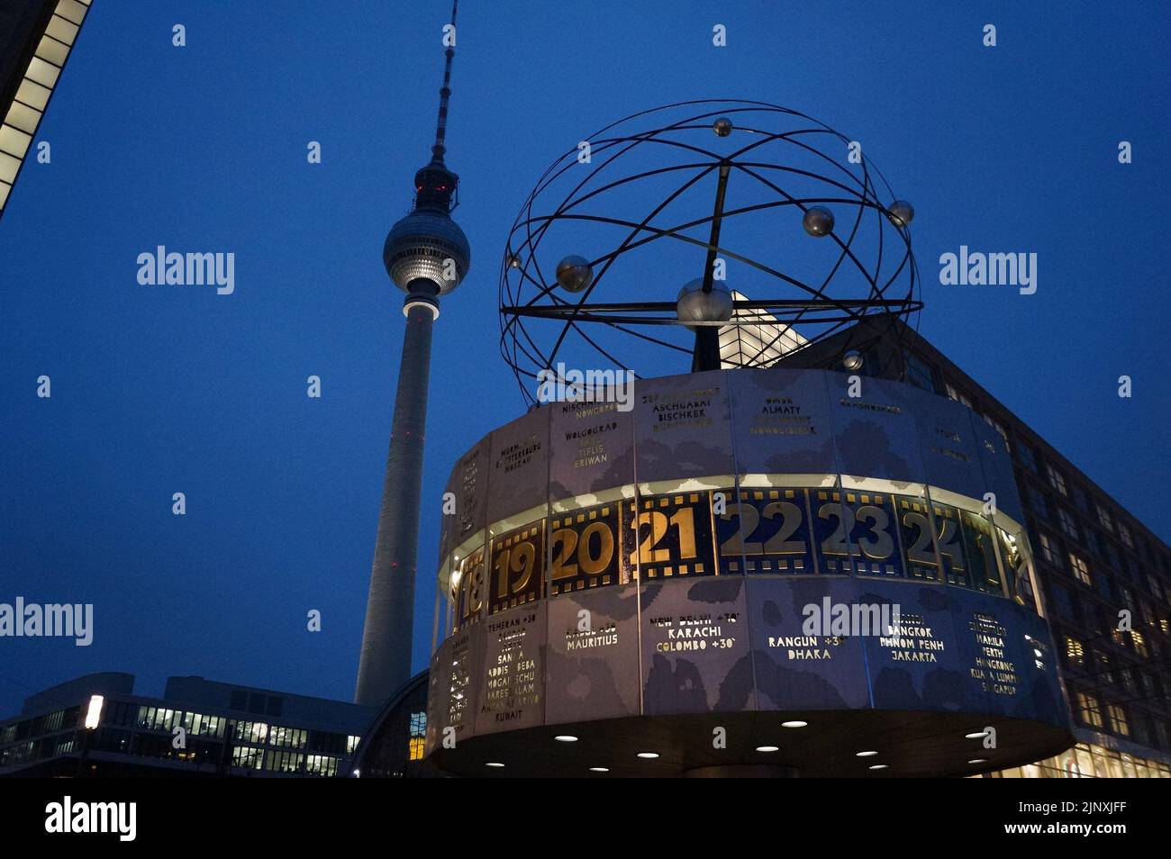 Berlin, Deutschland: Die Urania-Weltzeituhr und der Fernsehturm am Alexanderplatz, bei Nacht Stockfoto