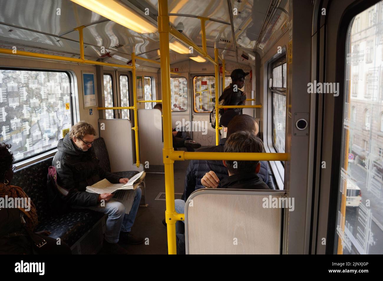 Berlin, Deutschland: Passagiere, die mit der Schnellbahn in Richtung Innenstadt fahren Stockfoto