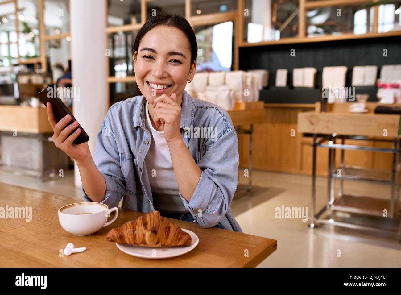 Junge lächelnde asiatische Frau Student elearning online mit Laptop. Stockfoto