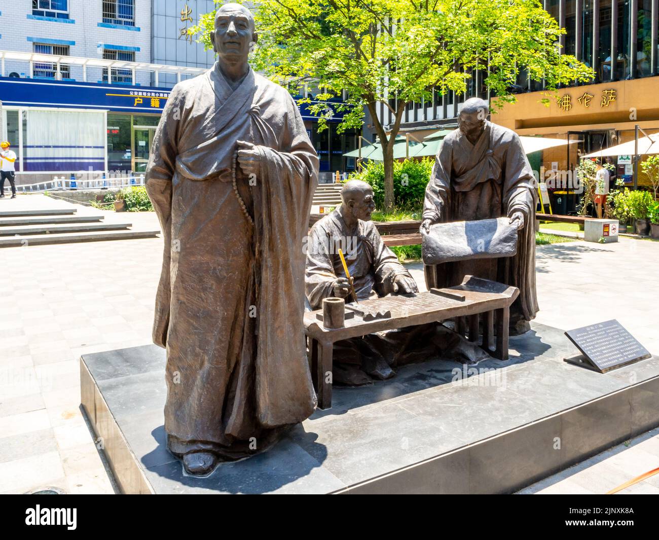 Metallskulptur chinesischer Mönche. Die urbane Kunst befindet sich auf einem öffentlichen platz. Stockfoto