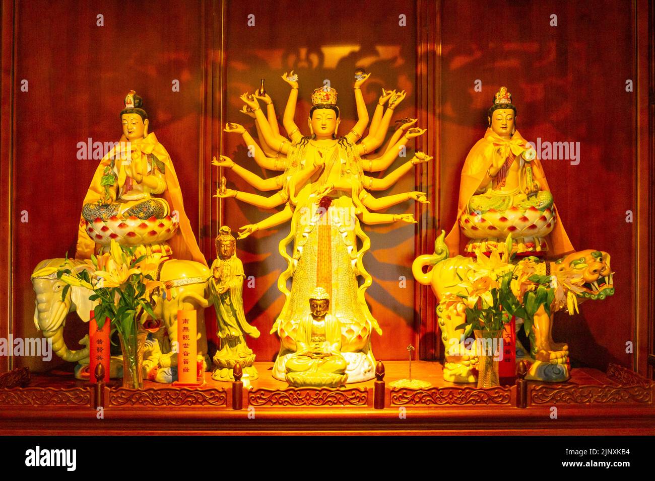 Religiöse Skulptur oder Statue einer Frau mit vielen Armen. Andere traditionelle Symbole oder Symbole sind an der Seite. Stockfoto