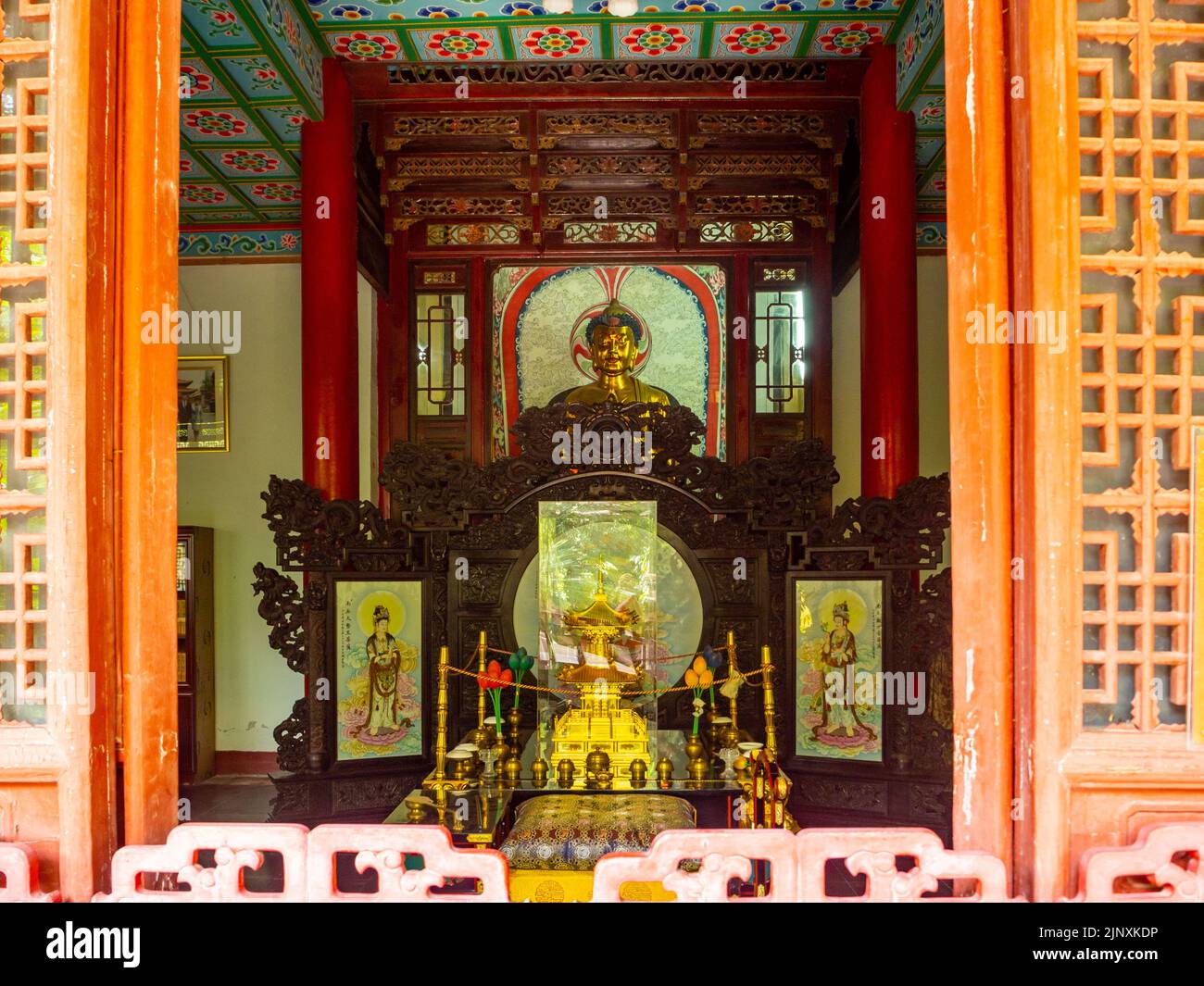Religiöse Gegenstände in einem Tempel. Das Bild wird an den Seiten eines geöffneten Fensters eingerahmt Stockfoto