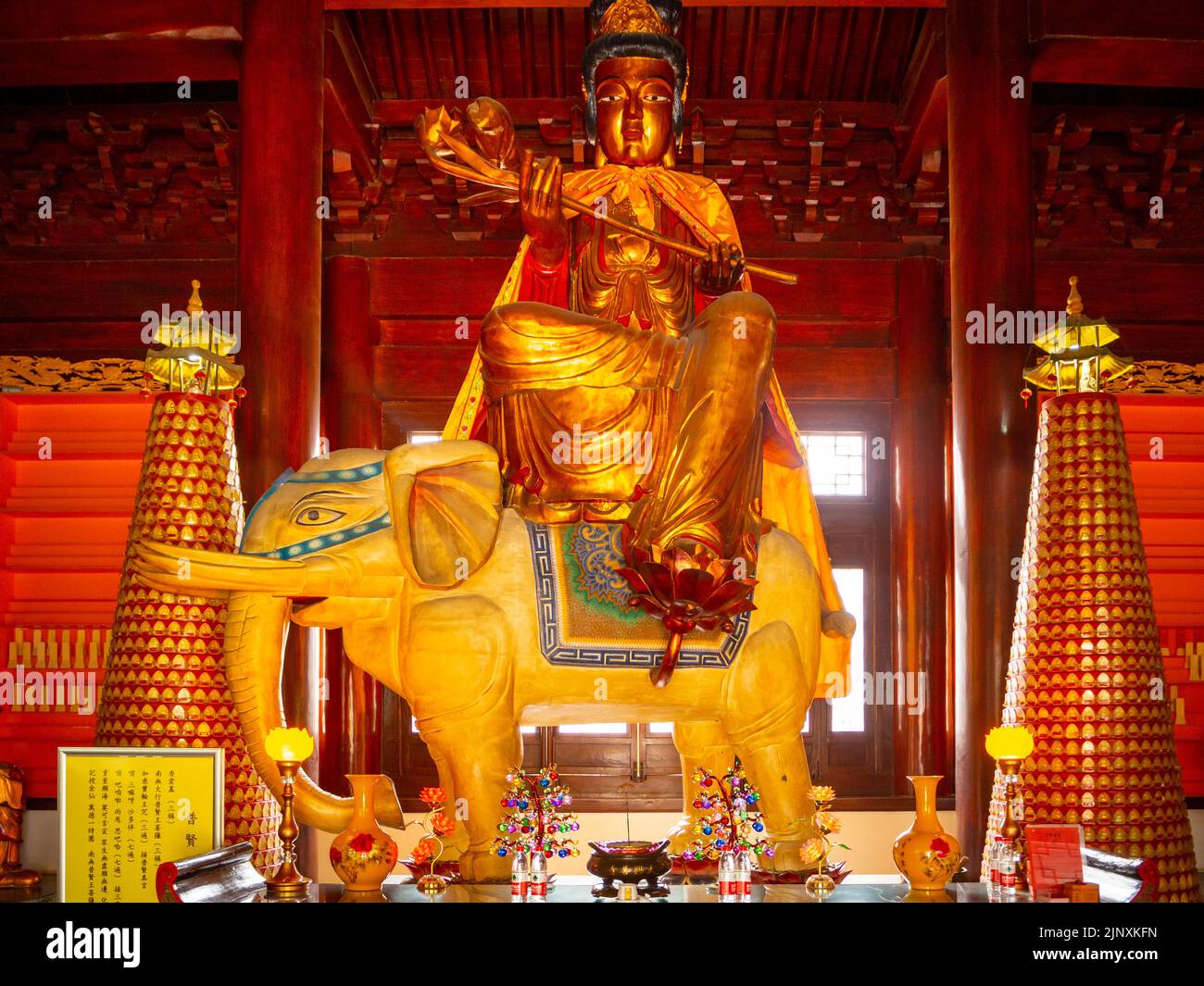 Goldene religiöse weibliche Figur, die auf einem Elefanten reitet. Das schöne Symbol befindet sich in einem Tempel Stockfoto