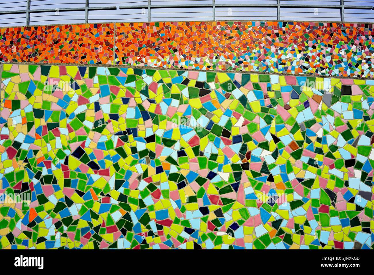 Bunte Mosaikwand „Rivertime“ (restauriert 2017) des Künstlers Hermann-Josef Kuhna an der Rheinpromenade in Düsseldorf. Stockfoto
