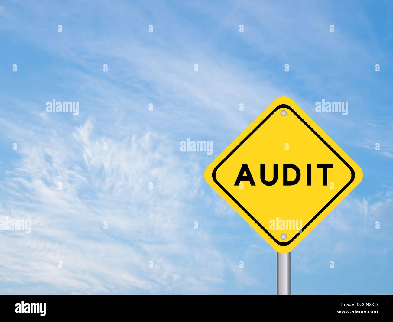 Gelbes Transportschild mit Wort Audit auf blauem Himmel Hintergrund Stockfoto