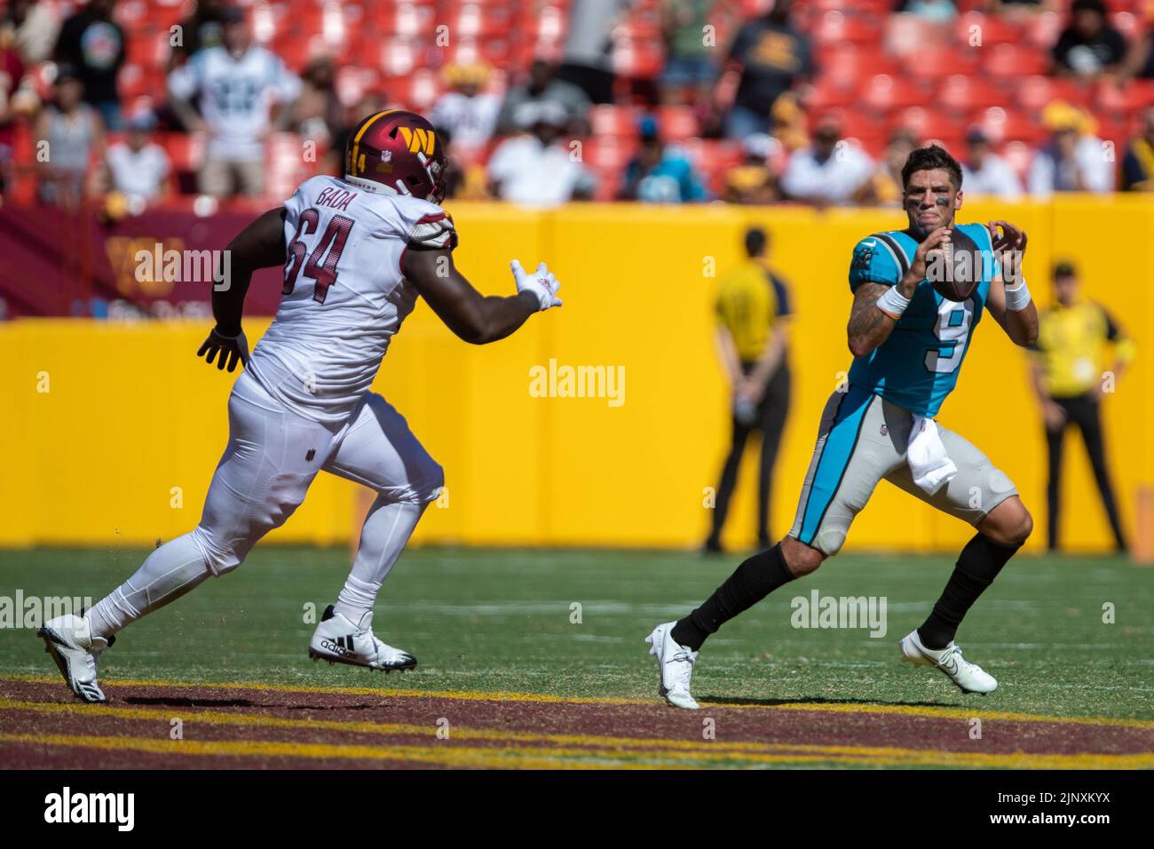 David Bada (64) verfolgt den Carolina Panthers Quarterback Matt Corral (9), nachdem sein Helm während des NFL Preseason-Spiels zwischen den Carolina Panthers gegen die Washington Commanders am 13. August 2022 im FedEx Field in Landover, MD, abgehoben wurde. Die Panther besiegten die Commanders mit 23:21. Nachdem ein Spieler seinen Helm verloren hatte, nannte der Schiedsrichter das Stück tot. (Max Siker / Bild von Sport) Stockfoto