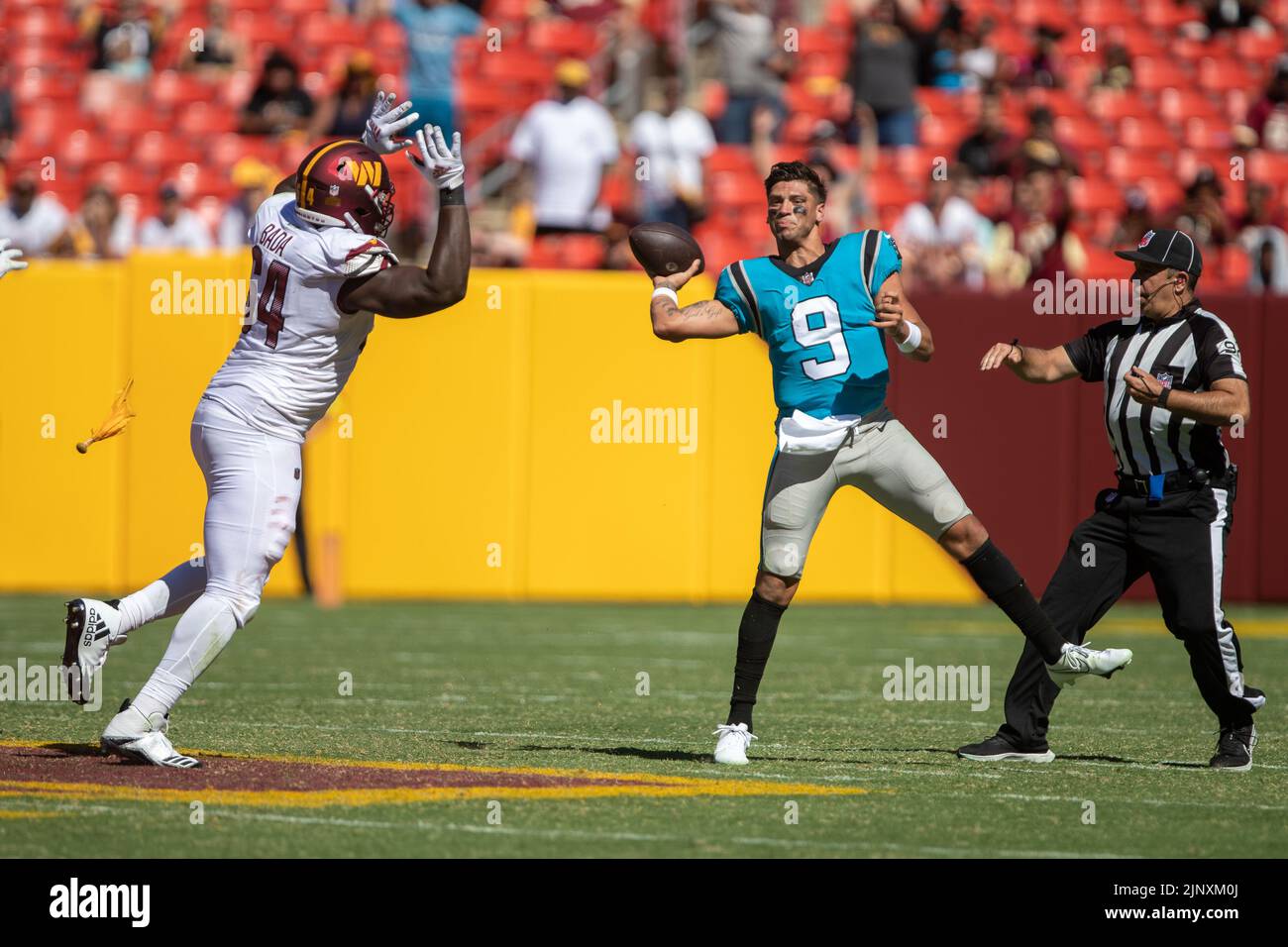 David Bada (64) verfolgt den Carolina Panthers Quarterback Matt Corral (9), nachdem sein Helm während des NFL Preseason-Spiels zwischen den Carolina Panthers gegen die Washington Commanders am 13. August 2022 im FedEx Field in Landover, MD, abgehoben wurde. Die Panther besiegten die Commanders mit 23:21. Nachdem ein Spieler seinen Helm verloren hatte, nannte der Schiedsrichter das Stück tot. (Max Siker / Bild von Sport) Stockfoto