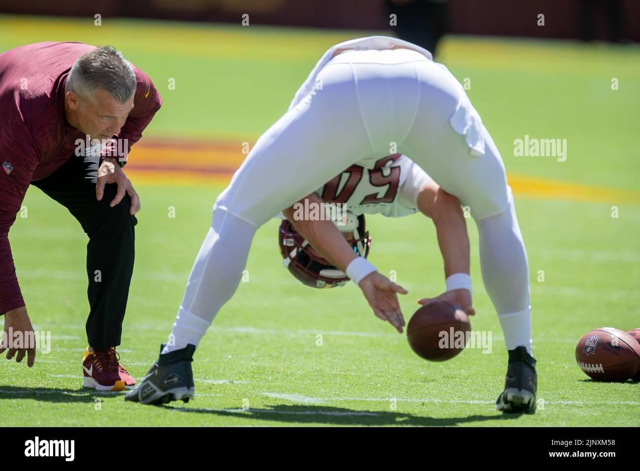 Der Washington Commanders Long Snapper Camaron Cheeseman (54) absolviert am 13. August 2022 eine Übung vor dem NFL Preseason Spiel zwischen den Carolina Panthers gegen die Washington Commanders im FedEx Field in Landover, MD. Die Panther besiegten die Commanders mit 23:21. (Max Siker / Bild von Sport) Stockfoto