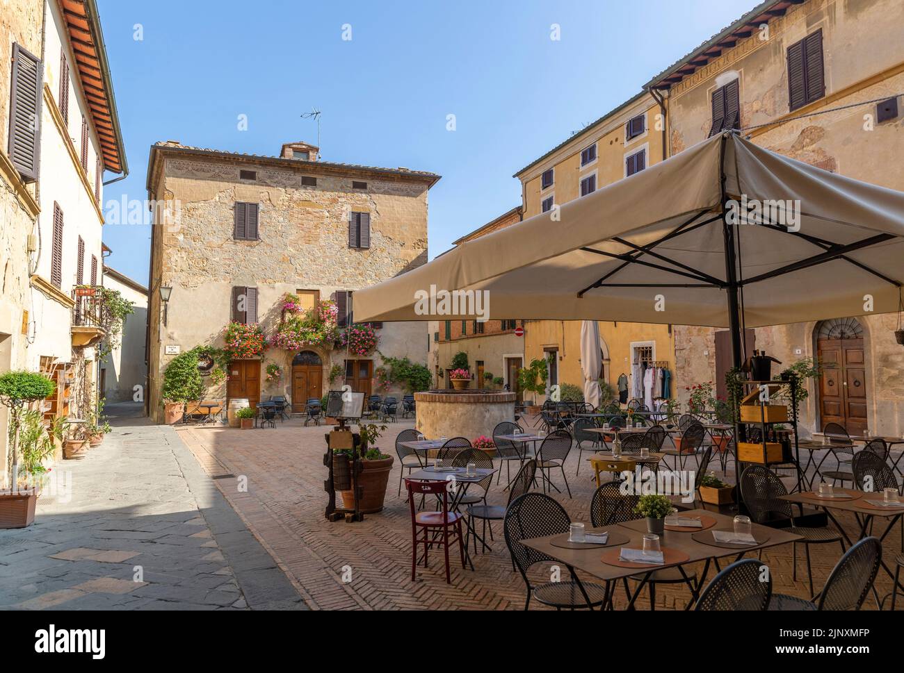 Gemütlicher Stadtplatz mit Restaurant in Pienza Stockfoto