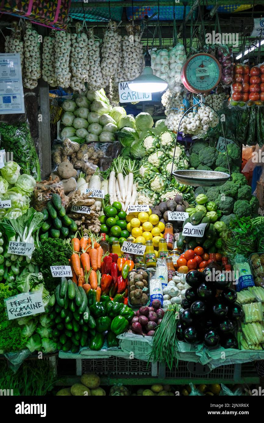 Baguio, Philippinen - 2022. August: Gemüsestände auf dem Baguio-Markt am 4. August 2022 in Baguio, Luzon, Philippinen. Stockfoto