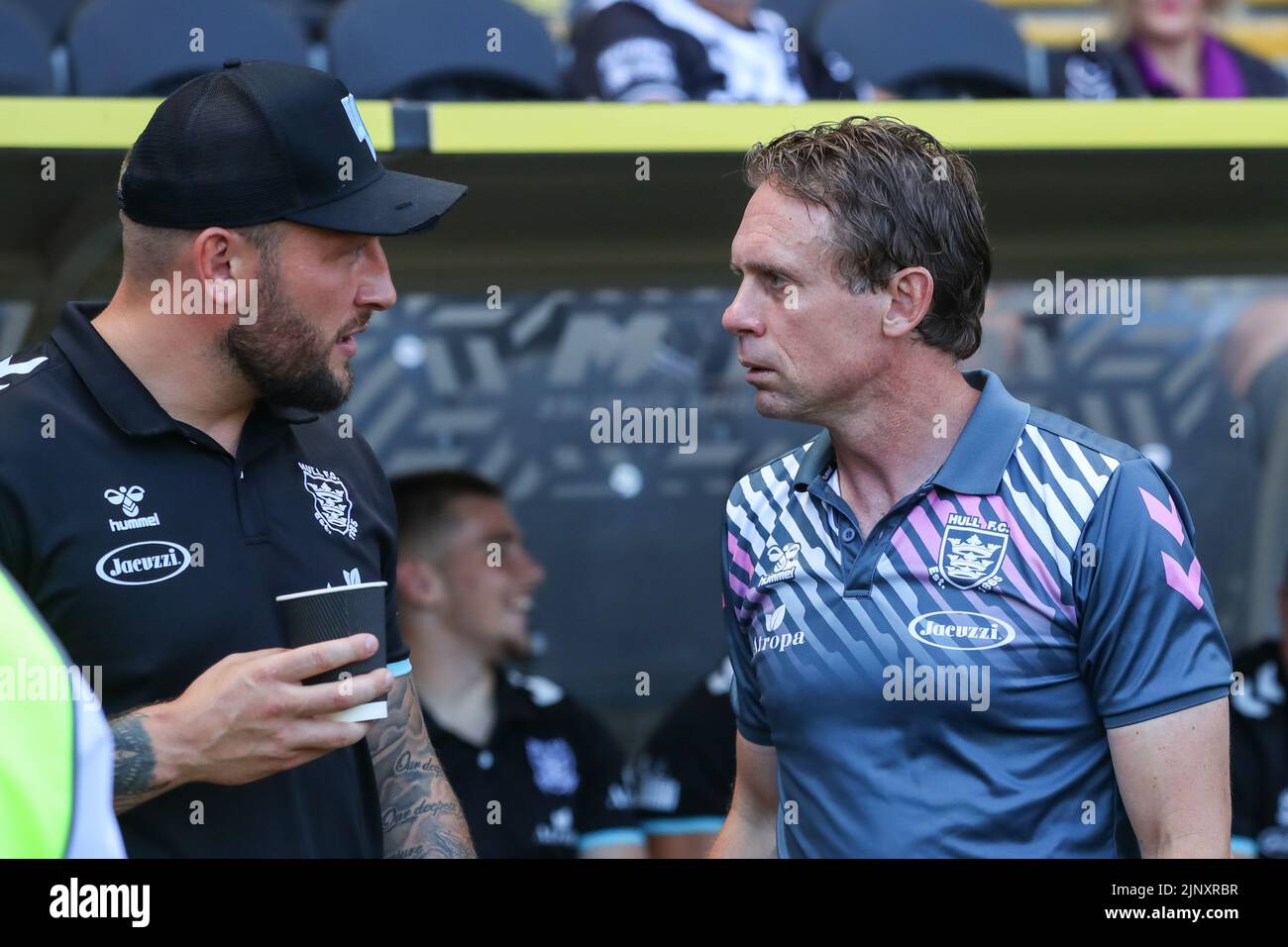 Brett Hodgson Head Coach spricht vor dem Start in , am 8/14/2022, mit Josh Griffin #4 von Hull FC. (Foto von David Greaves/News Images/Sipa USA) Stockfoto