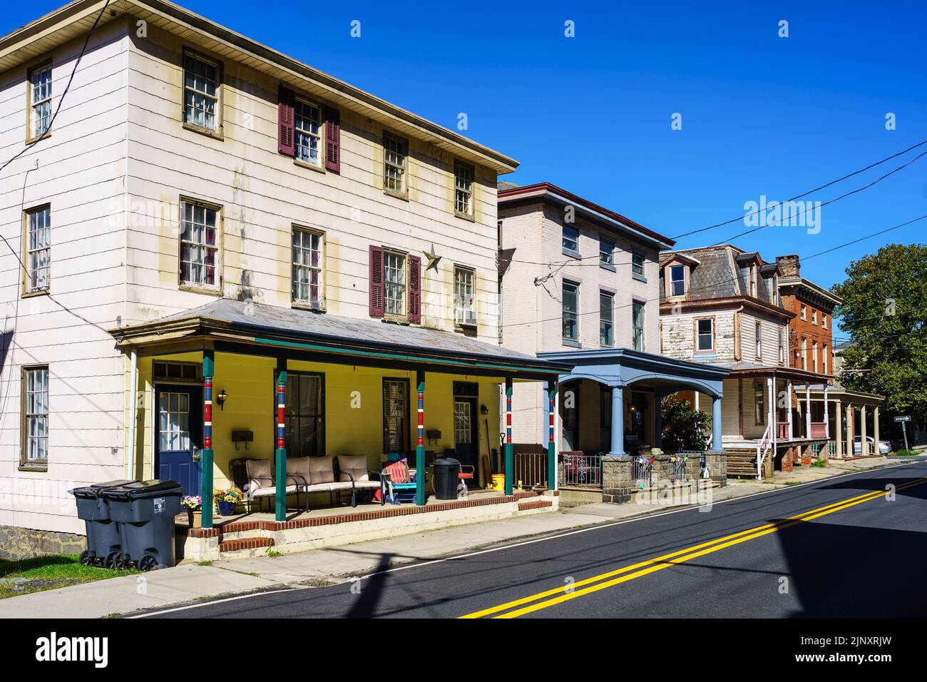 Port Deposit, MD, USA – 13. August 2022: Blick auf die Straße einiger Gebäude in der historischen Flussstadt. Stockfoto